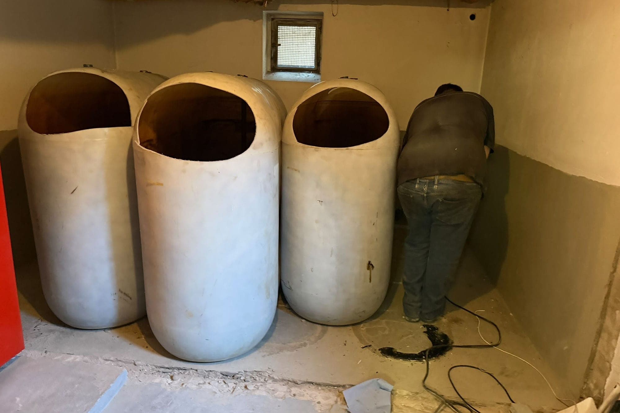 Kunststofftank-Batterie im Keller – Tankgröße und Material bestimmen die Entsorgungskosten