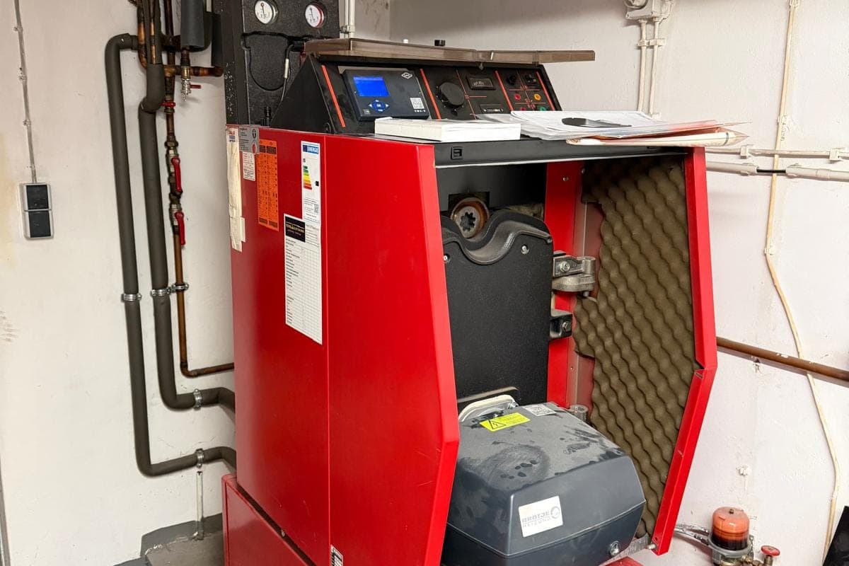 Ölheizung mit Anlagenunterlagen im Keller – Grundlage für die Stilllegung des Öltanks